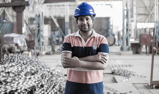 健康和安全、工人、工业、交叉武器、职业、站立、前视图、看着摄像机