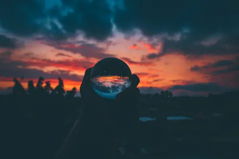 拿着透明球的人的轮廓