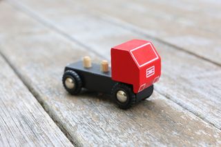 玩具卡车，玩具，红色，木质材料，玩具块，商业，运输，单一物体