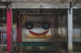 墙上画着一张快乐的脸。