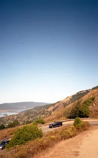 道路上黑色汽车的航空摄影 道路上黑色汽车的航空摄影