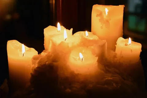 点燃, 白色, 支柱蜡烛, 七, 蜡烛, 点燃, 黑暗, 照明 点燃, 白色, 支柱蜡烛, 七, 蜡烛, 点燃, 黑暗, 照明