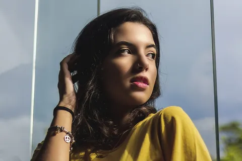 一名女子在窗户前摆姿势的特写照片 一名女子在窗户前摆姿势的特写照片