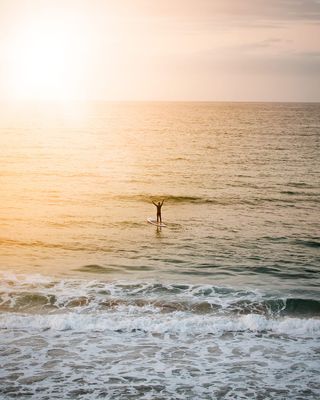 站在水体上的桨板上的人