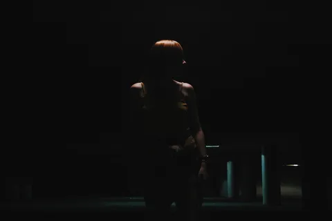 站在空荡荡的停车场附近的女人