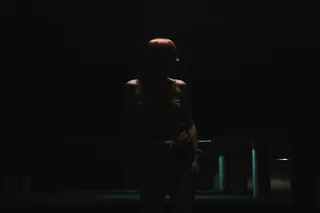 站在空荡荡的停车场附近的女人