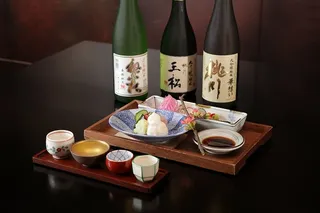 酒杯、寿司、日本料理、食物、米酒、餐桌、食物和饮料