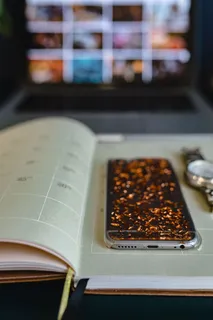 带Macbook、iPhone、日历、手表和记事本的家庭办公桌 带Macbook、iPhone、日历、手表和记事本的家庭办公桌