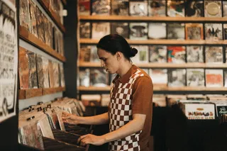 年轻人，一人，货架，室内，腰部向上，书，咖啡馆，小企业