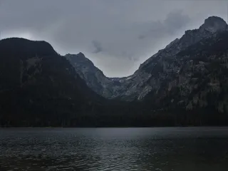 黑暗，山，湖，云，风暴，树木，喜怒无常，水