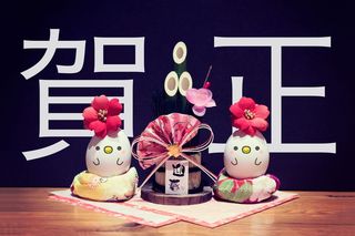 花垫上的两个蛋形别致小雕像