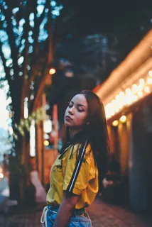 站在发光大楼附近的女人