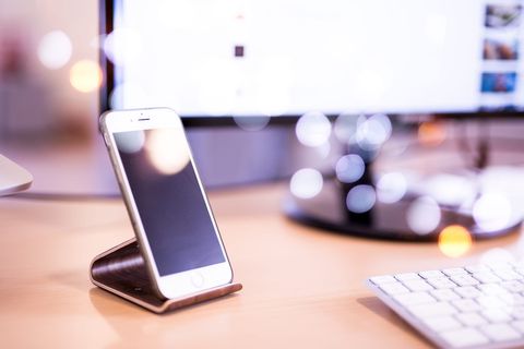 iPhone在支架上的浅聚焦摄影