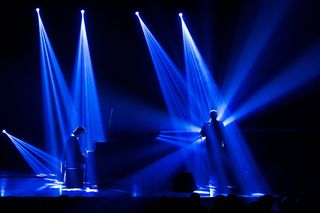 音乐会，音乐，灯光，音乐会，音乐，表演，舞台-表演空间，表演艺术活动，艺术文化和娱乐