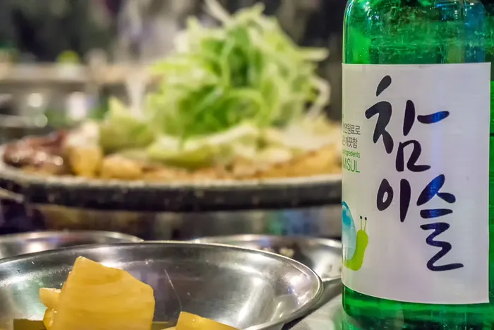 倾斜镜头摄影，苹果酒瓶，灰色，不锈钢，钢碗，食品，苏州，韩国饮料