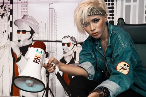 手持红白扩音器的女子