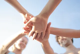 夏天，一群人挤在户外