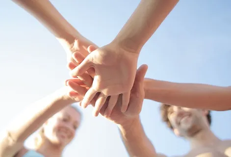 夏天,一群人挤在户外 夏天,一群人挤在户外