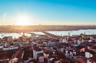 滨水城市景观照片