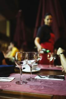 餐厅空杯子的特写照片