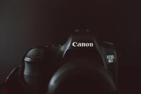 特写摄影中的黑色佳能EOS 6D单反相机