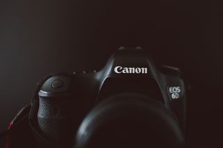 特写摄影中的黑色佳能EOS 6D单反相机