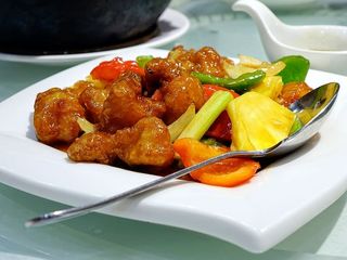 甜味、酸味、鸡肉、蔬菜、白色、陶瓷、盘子、甜味和酸味猪肉