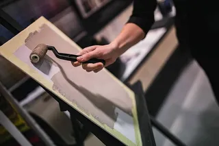 人们在画布上画画