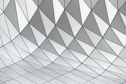 白色和灰色三角形图案