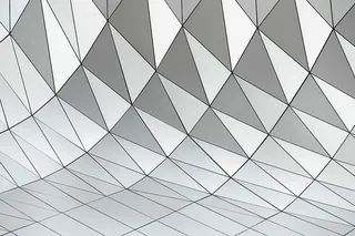 白色和灰色三角形图案