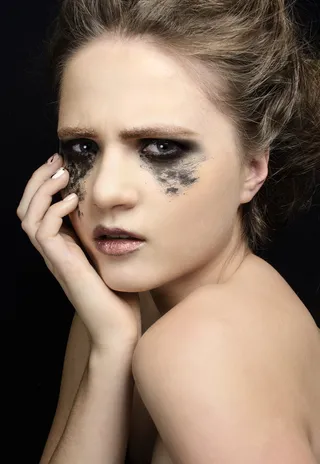 黑色睫毛膏的女人