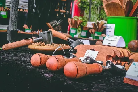 桌子上放着棕色的木制工具 桌子上放着棕色的木制工具