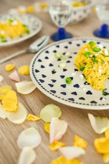 蓝心形可爱盘子里的蚕豆意大利饭