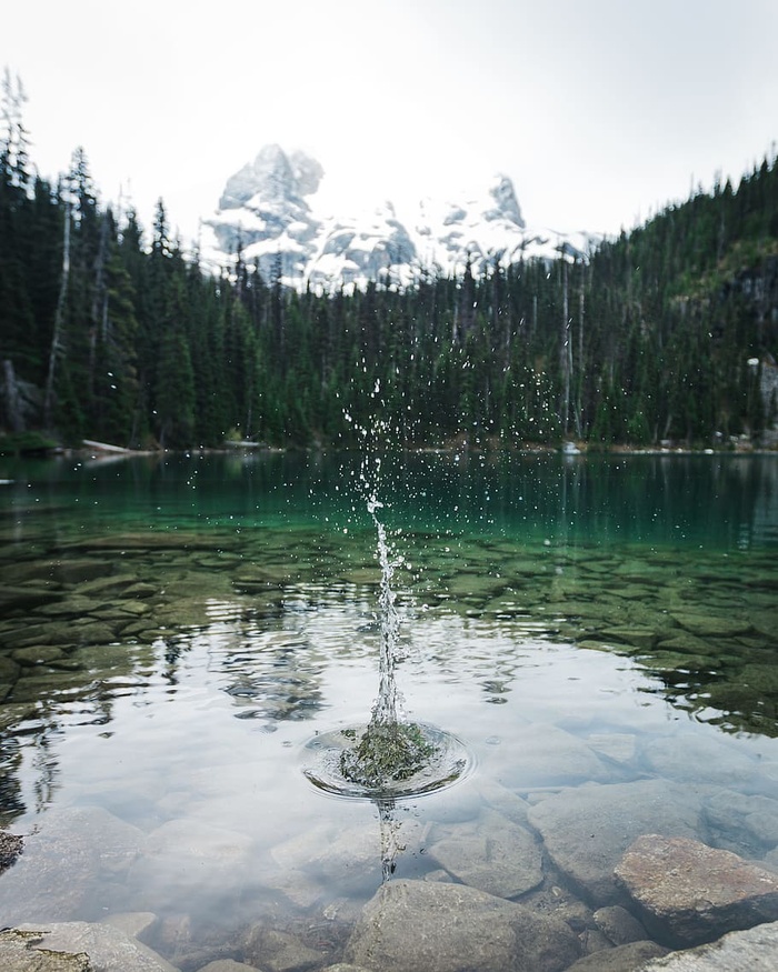 白天湖面上隆起水的延时摄影