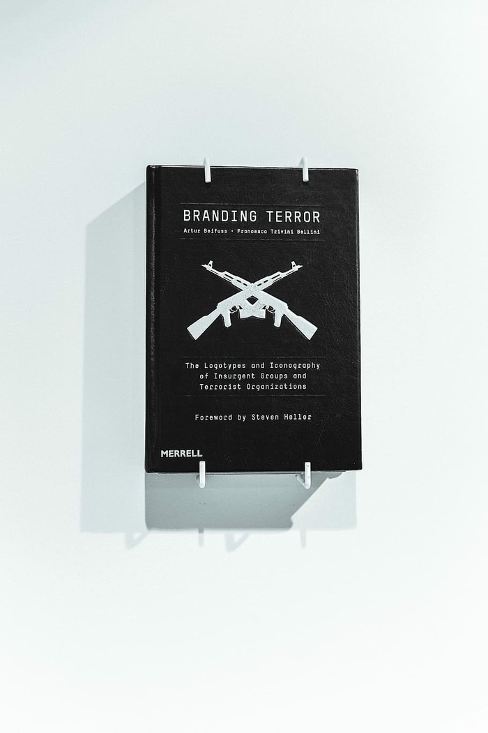 收集了一些引人深思的海报和图片