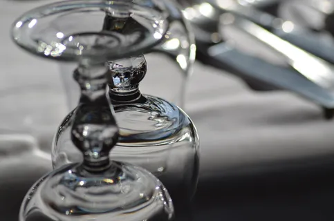 透明酒杯，玻璃杯，玻璃走道，餐桌，餐桌婚礼，餐具，活动，刀具