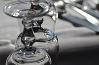 透明酒杯，玻璃杯，玻璃走道，餐桌，餐桌婚礼，餐具，活动，刀具