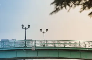 桥上的两个路灯