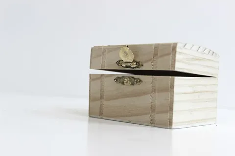 白色表面上的米色木制箱子