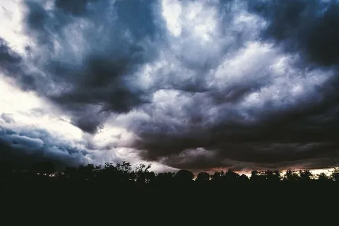 云彩、剪影、树木、云彩、天空、多云、风暴、夜晚 云彩、剪影、树木、云彩、天空、多云、风暴、夜晚
