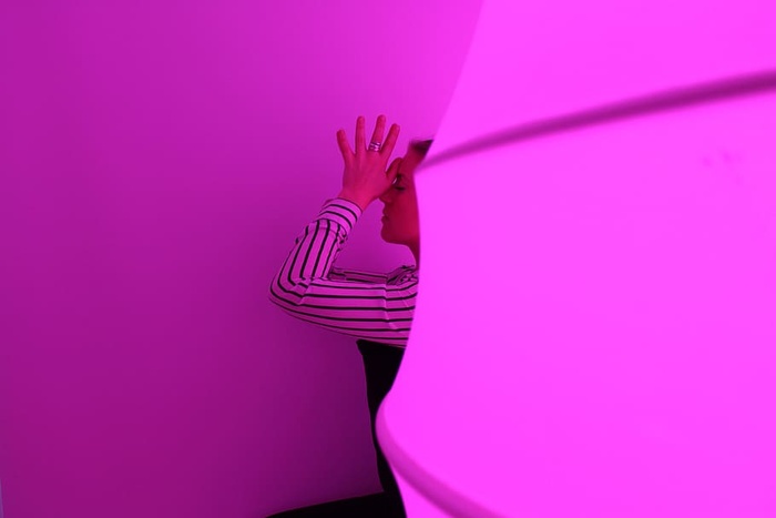 身穿黑白条纹连衣裙衬衫的女子举手