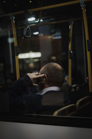 车内人员、室内、室内设计、人员、人员、照明、扶手、栏杆