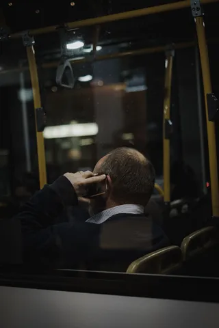 车内人员、室内、室内设计、人员、人员、照明、扶手、栏杆