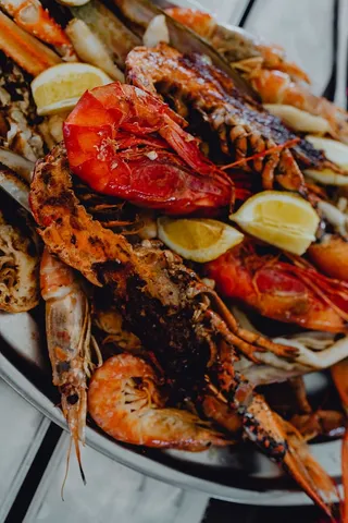 烤混合海鲜包括螃蟹、贻贝、大虾、鱿鱼