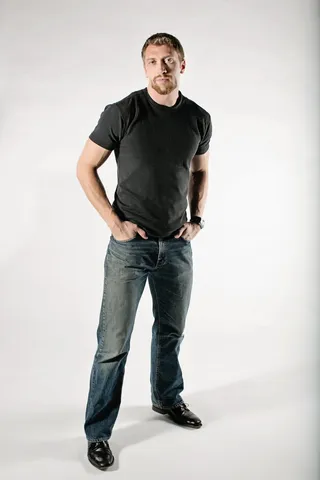 男士，黑色，圆领衬衫，蓝色水洗牛仔裤，布雷特，百灵鸟，癌症，治愈