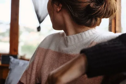 女人移开视线 女人移开视线