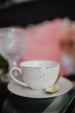 玻璃桌上的瓷器和玻璃餐具