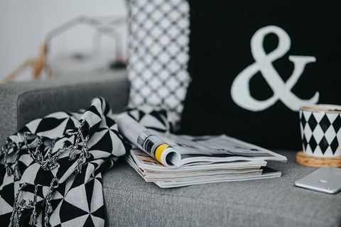 拿着杂志和咖啡休息