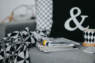 拿着杂志和咖啡休息