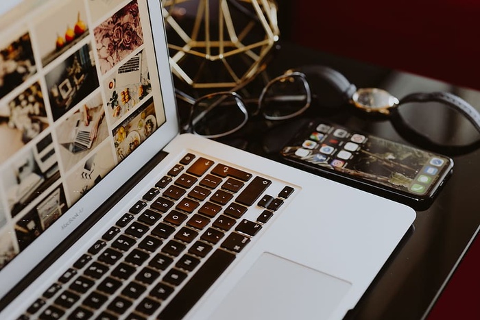 优雅的家庭办公室，金色配饰